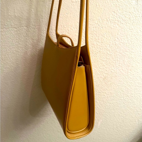 Elegant Tan Handbag - Picture 5 of 8